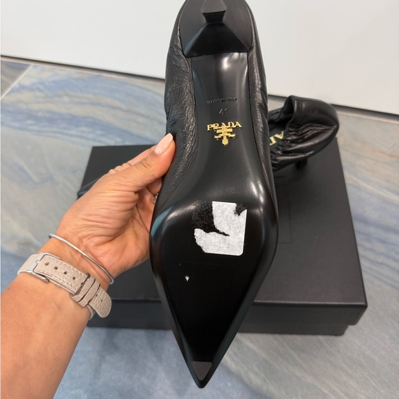 SOLD ❌❌❌ PRADA
Triangle Logo Leather Pumps
$1,200  sz 41 black - Picture 5 of 9
